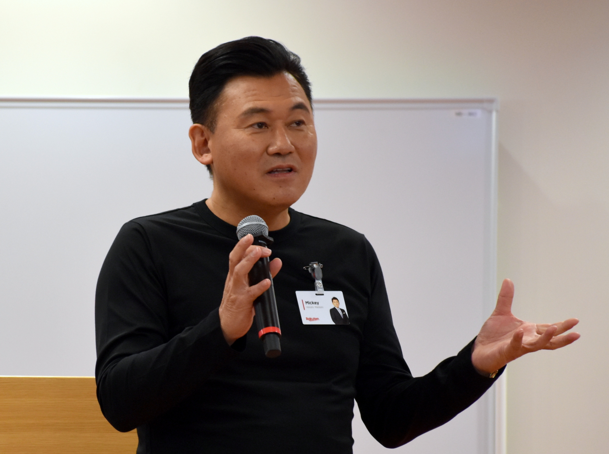 Hiroshi Mikitani , CEO of e-commerce giant Rakuten group, addresses an event in Tokyo in October 2018. The Rakuten group is reportedly planning to launch high-data mobile phone services for less than half the price of its rivals. | SATOKO KAWASAKI