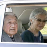 Emperor Emeritus Akihito and Empress Emerita Michiko leave the Imperial Palace on Thursday morning. | POOL / VIA KYODO