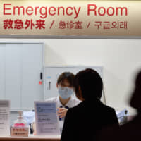 St. Luke’s International Hospital is one of the medical centers in Tokyo that offers multilingual services. Like all hospitals, St. Luke’s is testing patients for the new coronavirus only if they have been referred by another health center and after doctors deem it necessary. Self-referrals are not accepted. | YOSHIAKI MIURA