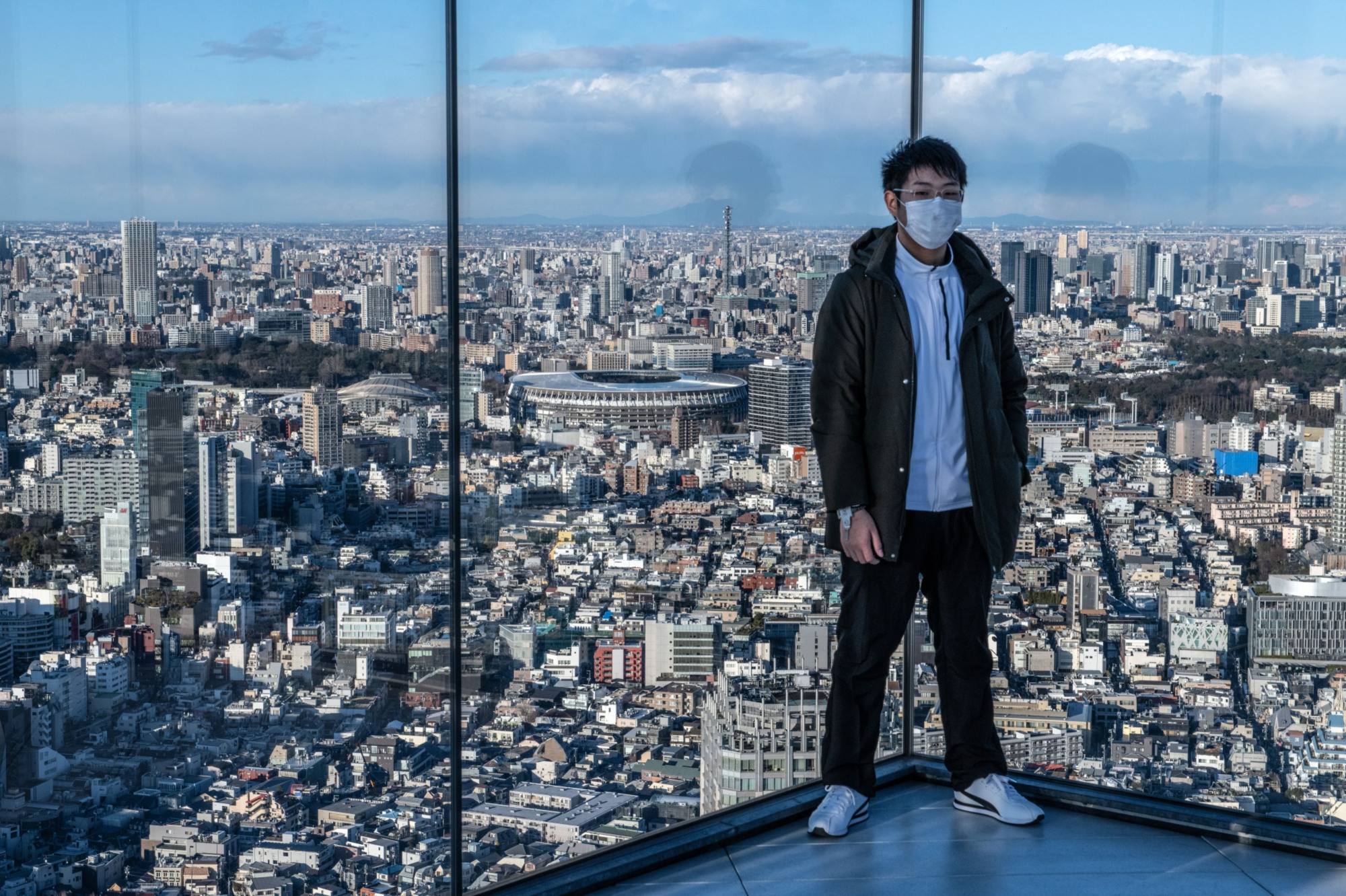 An expert on infectious diseases says Japan's initial efforts at testing were like using a pen light to hunt for a ping pong ball at Tokyo Dome. | GETTY IMAGES VIA BLOOMBERG