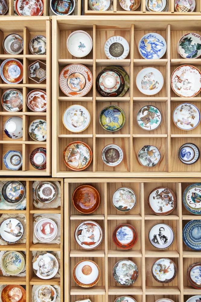 Cheers: Masuo Kumazaki is a lumber dealer based in Gero, Gifu Prefecture. Laid out in his booth at the Gozare-ichi market are countless sake cups, ranging from moderately priced to top-quality. The colorful, ornate Kutani-ware cups make ideal souvenirs.
