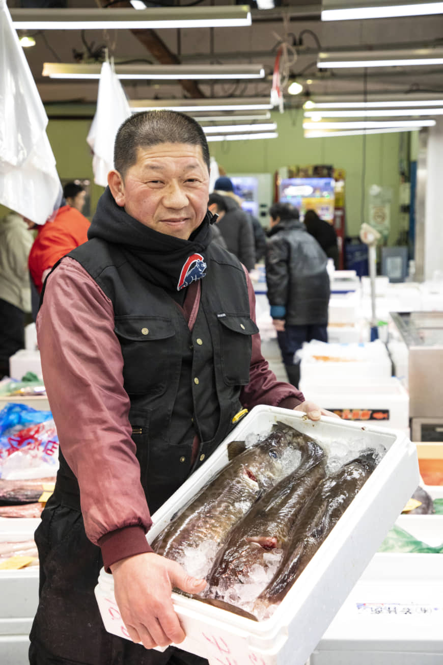 In the know: Katsunori Ouchi is president of Ouchi Shoten, a shop dealing in fresh fish and shellfish. An intermediate wholesaler at Adachi Market for over 30 years, he recommends the best buys of the day among marine products arriving from all over Japan.