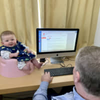 Telecommuting allows male employees to spend more time raising their children and helping out around the house. | YUKARI ADAM