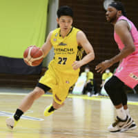 Shibuya\'s Kosuke Ishii drives to the basket as Akita\'s Javier Carter defends in the fourth quarter on Sunday at Aoyama Gakuin Memorial Hall. | B. LEAGUE