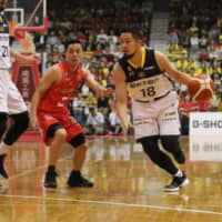Chiba Jets star Yuki Togashi (left) and Seiji Ikaruga of the Utsunomiya Brex compete in a regular-season contest in October. | KAZ NAGATSUKA