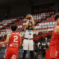 Utsunomiya\'s Seiji Ikaruga shoots a jumper against Chiba on Saturday at Funabashi Arena. All B. League teams will not compete again until at least April 1, it was announced on Tuesday. | KAZ NAGATSUKA