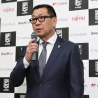 Masaaki Okawa, the B. League chairman, talks to reporters on Tuesday night. | KAZ NAGATSUKA