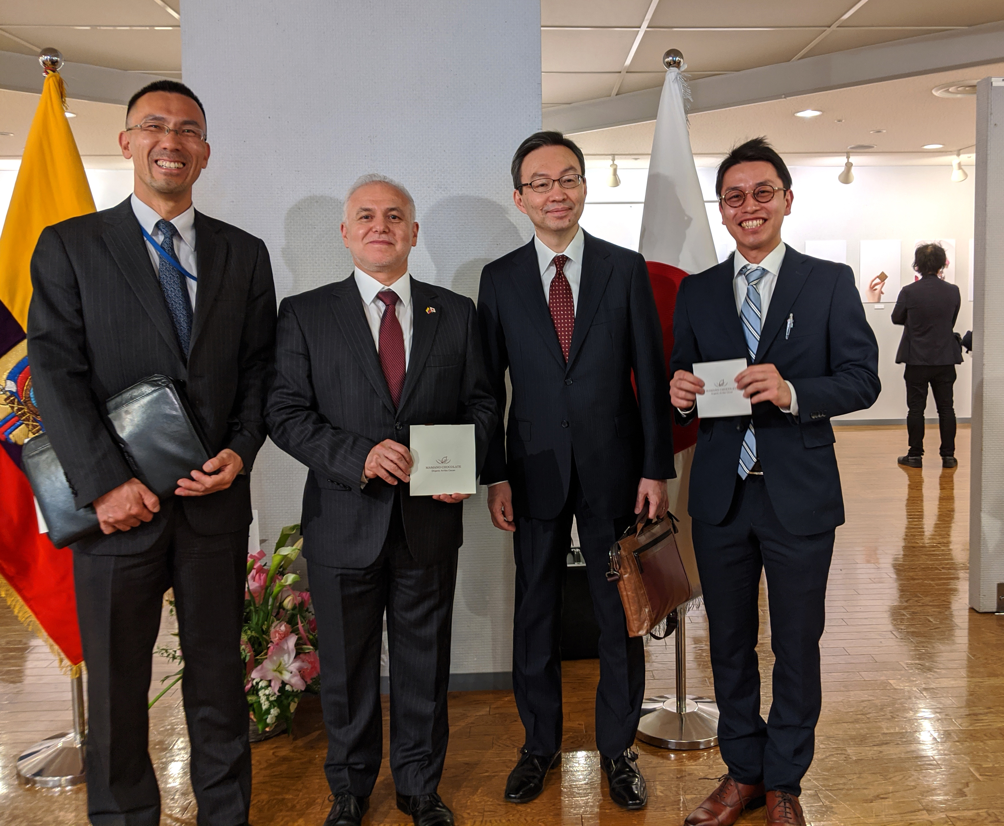 From Left: Norifumi Kondo, director of the South America Division of the Latin American and the Caribbean Affairs Bureau, Ministry of Foreign Affairs; Jaime Barberis, ambassador of Ecuador to Japan; Yuji Sudo, ambassador of Japan to Ecuador; and Kotaro Ezawa, CEO of Mamano Chocolate Inc., at an opening ceremony of 