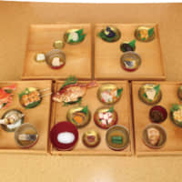On May 15, 1582, Oda Nobunaga, a powerful 16th-century warlord, appointed his general Akechi Mitsuhide to entertain Tokugawa Ieyasu, who later seized power over the whole country in 1603, at Azuchi Castle. This is a reproduction of the honzenryori full-course meal prepared on that occasion. The main dishes are octopus, cooked sea bream and the famous raw crucian carp of the Omi region. | AYAO OKUMURA, MIKETSUKUNI WAKASA OBAMA FOOD CULTURAL MUSEUM