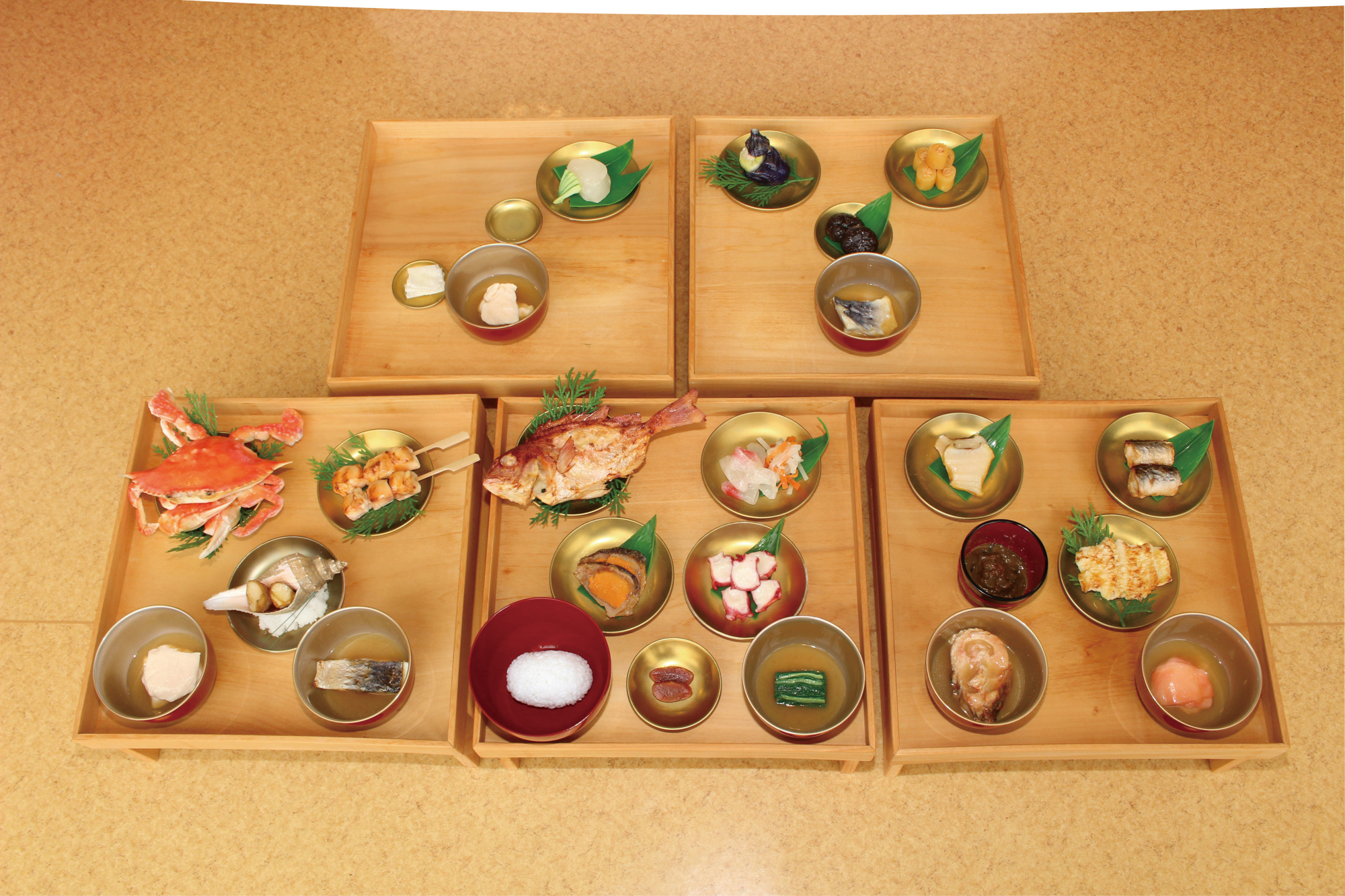 On May 15, 1582, Oda Nobunaga, a powerful 16th-century warlord, appointed his general Akechi Mitsuhide to entertain Tokugawa Ieyasu, who later seized power over the whole country in 1603, at Azuchi Castle. This is a reproduction of the honzenryori full-course meal prepared on that occasion. The main dishes are octopus, cooked sea bream and the famous raw crucian carp of the Omi region. | AYAO OKUMURA, MIKETSUKUNI WAKASA OBAMA FOOD CULTURAL MUSEUM