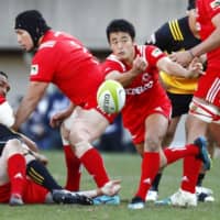 Kobe Steel\'s Atsushi Hiwasa (center) passes the ball during the final of the 56th All-Japan Championship on Dec. 15, 2018, at Prince Chichibu Memorial Rugby Ground. | KYODO

