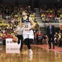 Ryan Rossiter moves the ball up court against the Chiba Jets Funabashi in Funabashi, Chiba Prefecture, in October 2019. | KAZ NAGATSUKA
