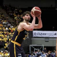 Ryan Rossiter attempts a free throw against Kawasaki during an Emperor\'s Cup game in January. | KAZ NAGATSUKA
