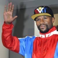 Floyd Mayweather poses at a Tokyo news conference on Nov. 5, 2018. | KYODO

