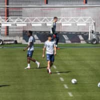 AFP-Jiji | SEVERAL BAYERN MUNICH PLAYERS, INCLUDING FRENCH DEFENDER KINGSLEY COMAN (RIGHT), ATTEND A TRAINING SESSION AT THE TEAM\'S TRAINING AREA IN MUNICH ON MONDAY.