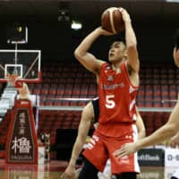 Shigehiro Taguchi takes a jumper against the Brex on March 14 at Funabashi Arena in Chiba Prefecture. | KAZ NAGATSUKA
