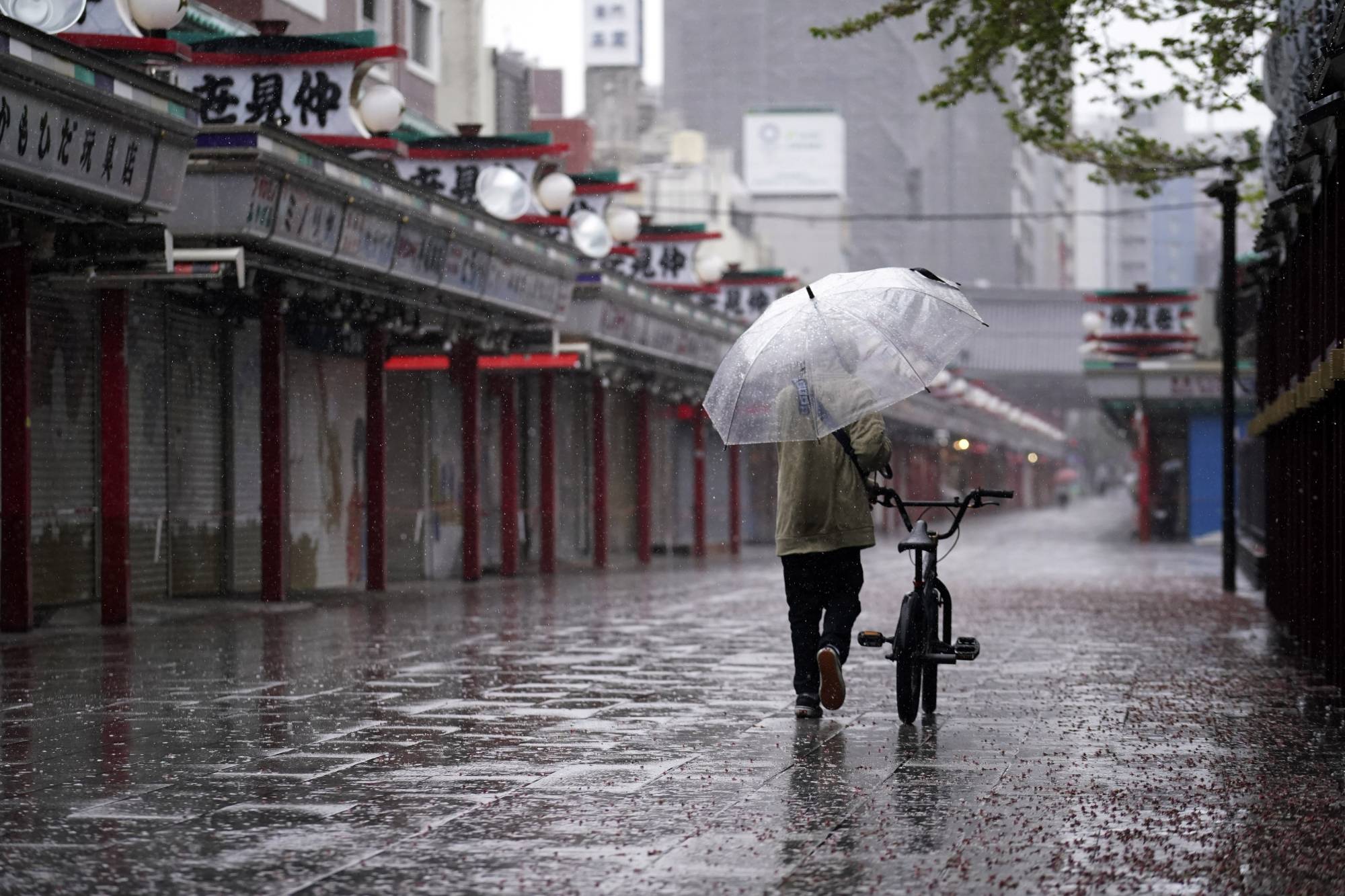 A man walks along a deserted street inTokyo’s Asakusa district on Monday. Prime MinisterShinzo Abe declared a state of emergency last week for Tokyo and six other prefectures to helpprevent the spread of COVID-19. | AP