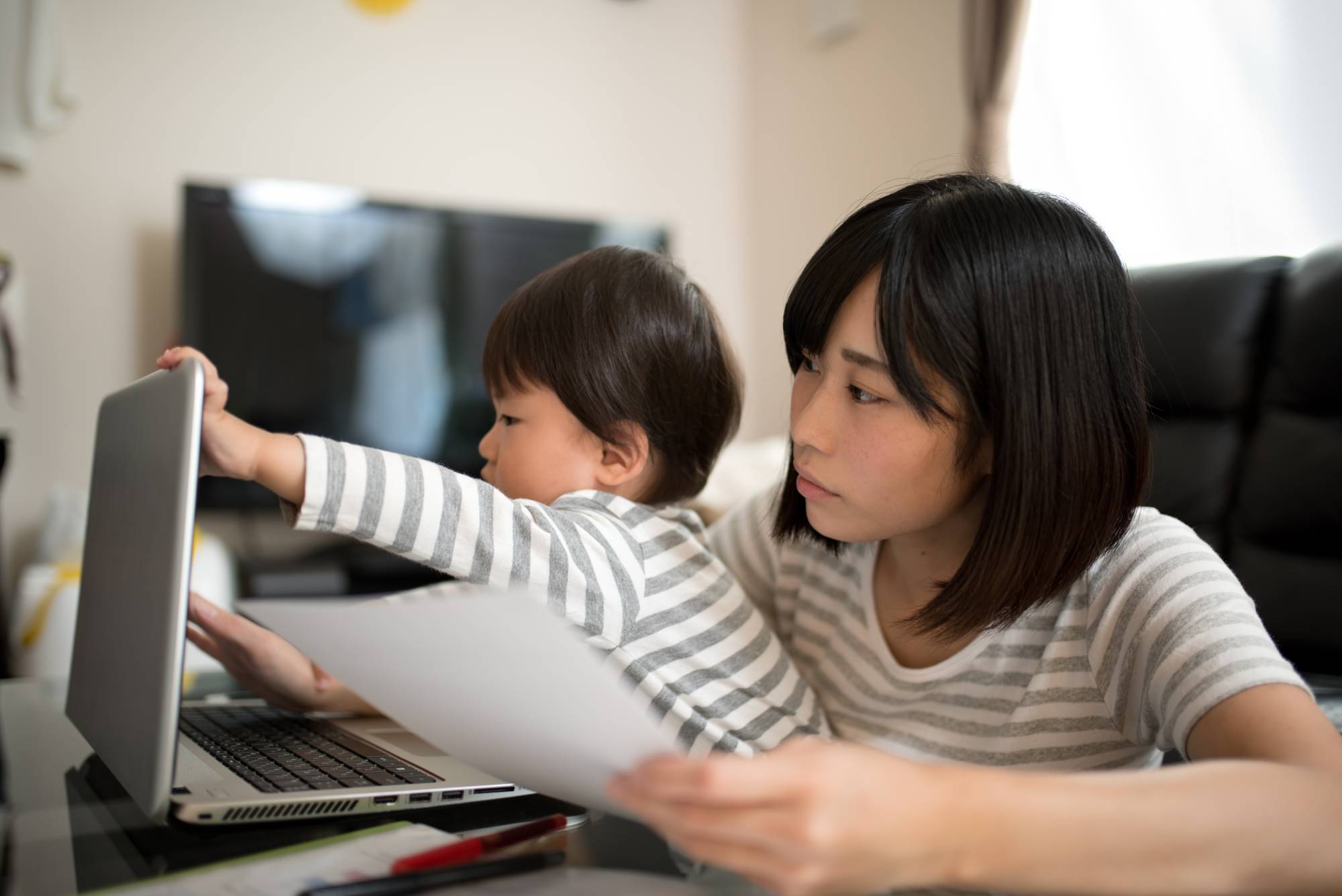 Many parents in Japan are finding themselves having to adjust to juggling work duties and their children during the COVID-19 pandemic. | GETTY IMAGES