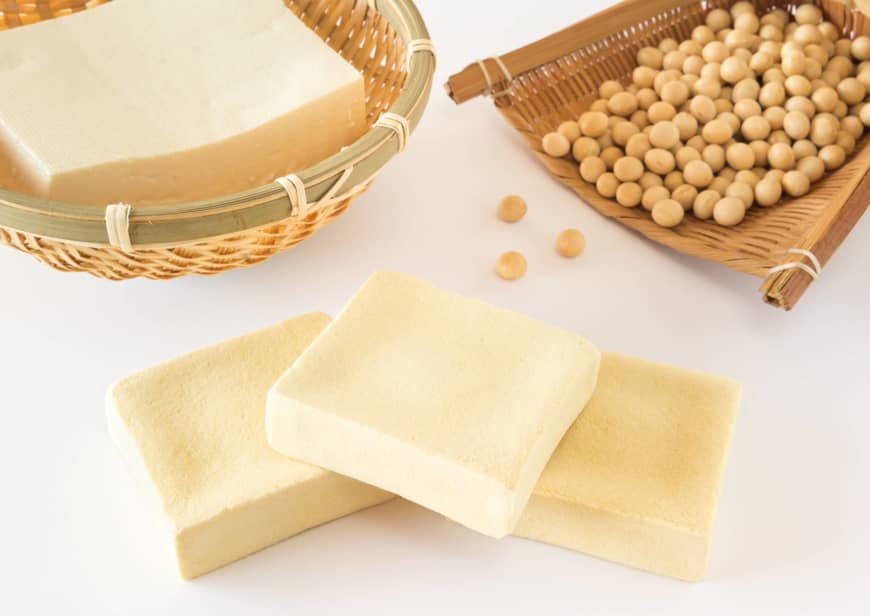Pantry-friendly: Kōya-dōfu (freeze-dried tofu, front) is a useful protein-rich ingredient that can be stored at room temperature. | MAKIKO ITOH 