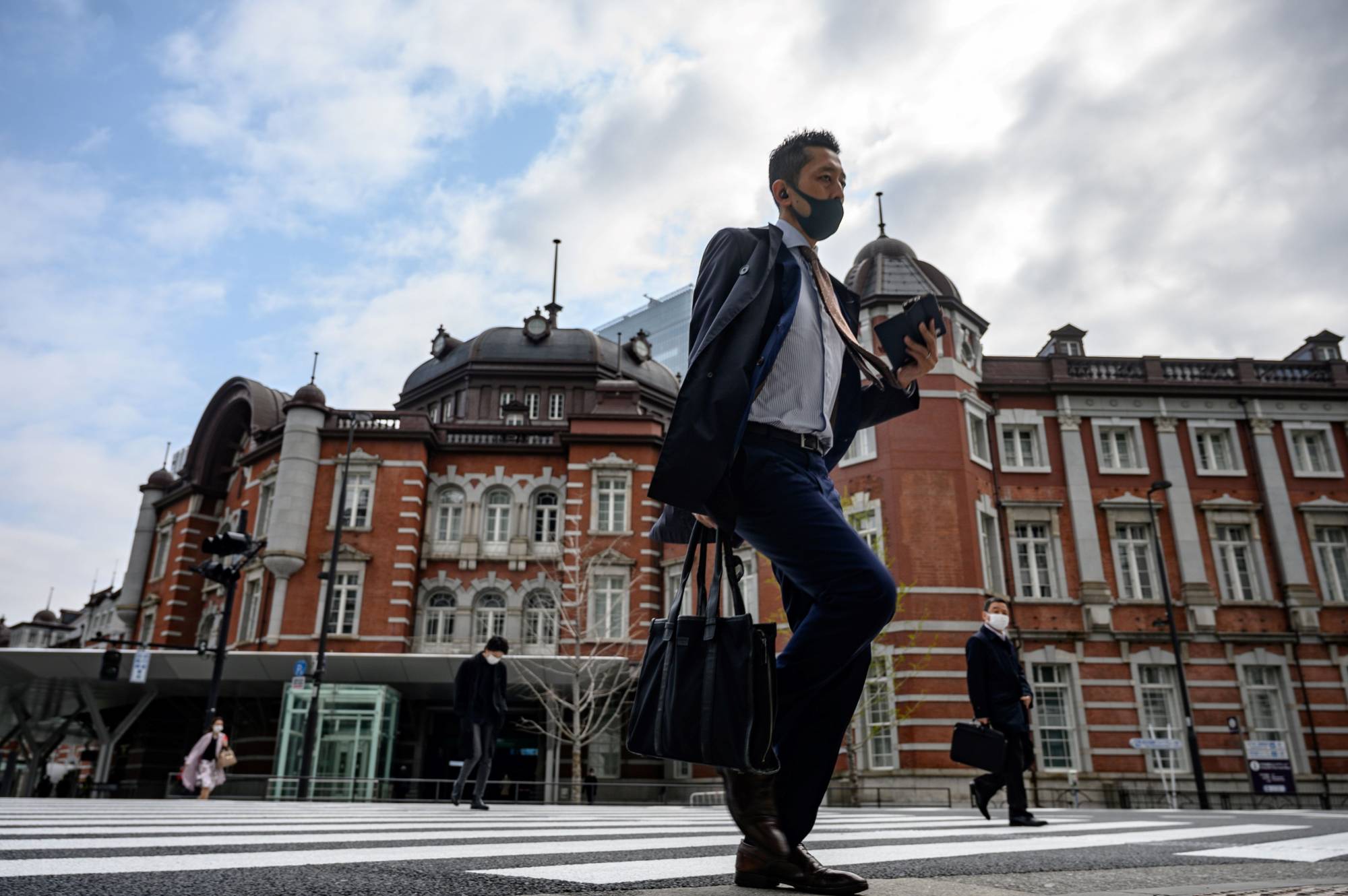Despite being under a state of emergency, some 60 percent of corporate employees in Tokyo and six other prefectures were still commuting to their offices, a recent survey shows. | AFP-JIJI