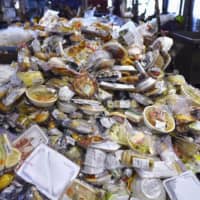 The amount of food wasted in Japan in fiscal 2017 fell 310,000 tons from the previous year to a total of 6.12 million tons as more restaurants and convenience stores dumped less food. | KYODO