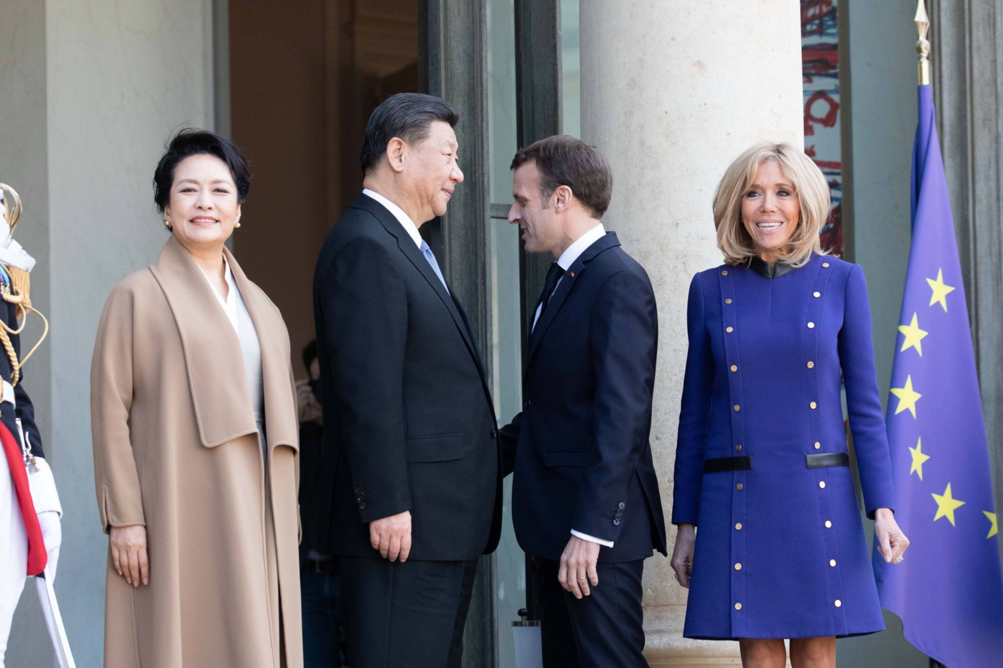 French President Emmanuel Macron speaks with Chinese leader Xi Jinping in the courtyard of Elysee Palace in Paris in March 2019.  | BLOOMBERG 