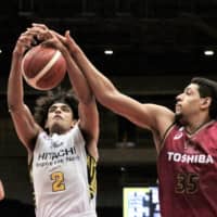 The Sunrockers\' Sebastian Saiz (center) goes up for shot as the Brave Thunders\' Jordan Heath attempts to block his shot during the Emperor\'s Cup final at Saitama Super Arena in January. |  KAZ NAGATSUKA