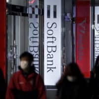 Softbank Corps.\'s investors and analysts believe the firm\'s massive share buyback plan will buoy its shares for months to come.  | BLOOMBERG 
