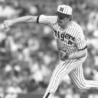 Matt Keough pitches for the Tigers during a May 1990 game at Koshien Stadium in Nishinomiya, Hyogo Prefecture. | KYODO