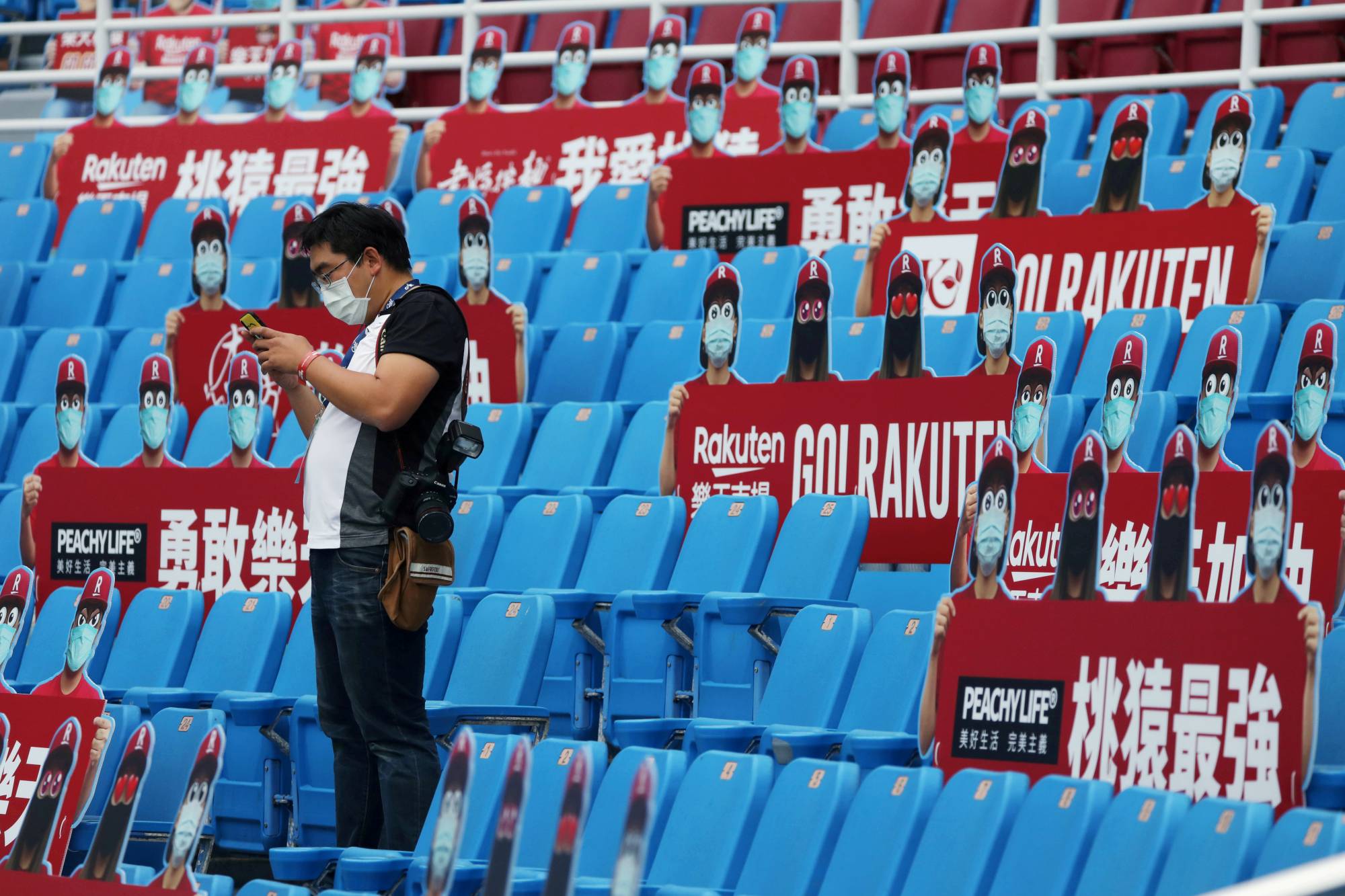 Taiwanese teams given OK to allow fans into baseball games
