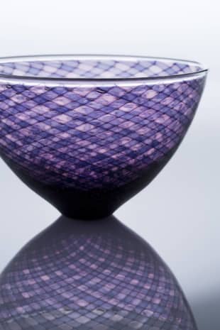 The space between: A bowl by Hideaki Kakurai. The piece utilizes the lace-glass technique, leaving air bubbles in the gaps to produce a complex and vibrant pattern. | 