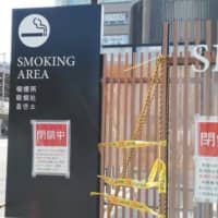 A smoking area in front of Nagoya Station is sealed off following an outbreak of the coronavirus to stop crowds from forming. | CHUNICHI SHIMBUN