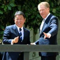 U.S. Trade Representative Robert Lighthizer and Foreign Minister Toshimitsu Motegi, who was then the economic revitalization minister, meet in Washington last August before holding talks to advance negotiations for a bilateral trade deal. | KYODO
