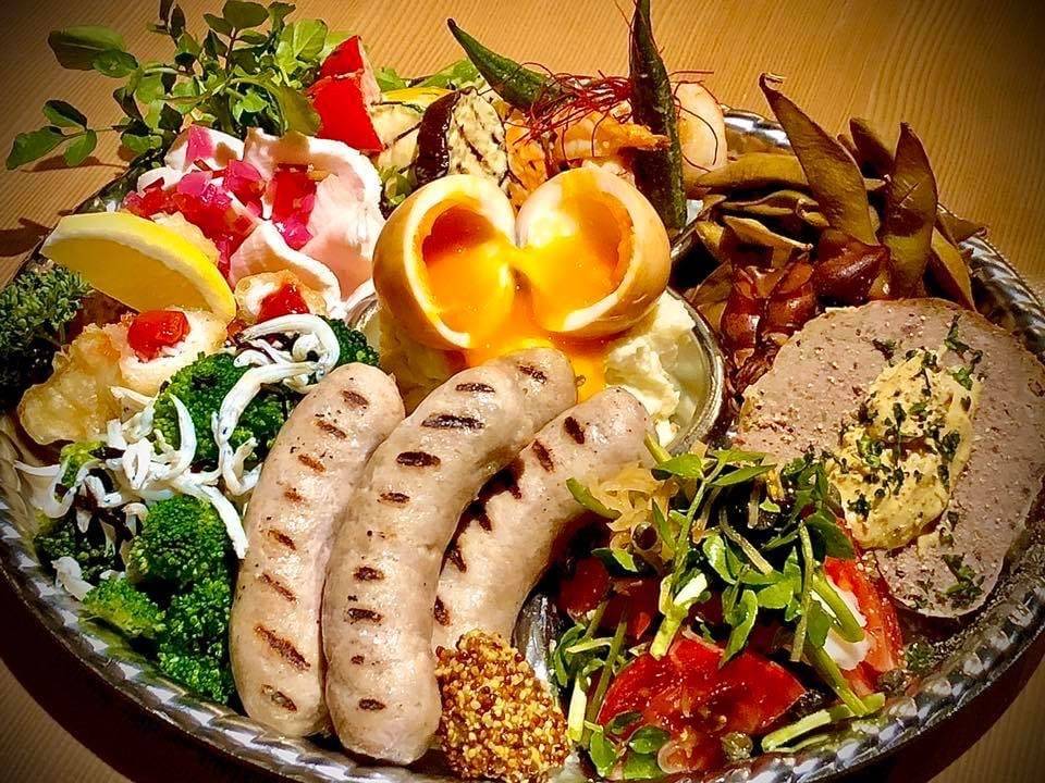 Mega munchies: Hibino Beer’s new deluxe set of hor d’oeuvres has proved popular with a wide range of the bar’s customers. | Courtesy of Keiji Nishio, Hibino Beer 