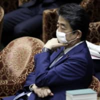 Prime Minister Shinzo Abe should sincerely address the public\'s concerns over the proposed revision of the public prosecutor’s office law. | BLOOMBERG