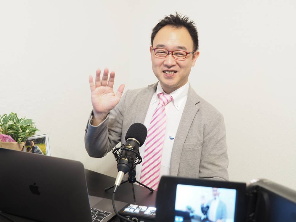 Kota Takada, president of matchmaking agency LMO Corp., acts as a facilitator for an online matchmaking party in the city of Fukuoka on Saturday.  | LMO CORP. / VIA KYODO