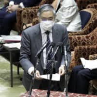 Successive BOJ governors, including Haruhiko Kuroda, have found it almost impossible to extricate themselves from ever-more innovative measures to spur economic growth and prices. The slump caused by COVID-19 will reinforce this trend. | BLOOMBERG