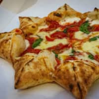 Eight stars for Pizzeria da Peppe Napoli Stac’ca”: The pointed crust of the Don Salvo pizza is stuffed with ricotta and spicy Italian sausage. | OSCAR BOYD

