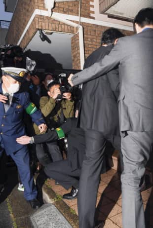 Hiromu Kurokawa, chief of the Tokyo High Public Prosecutor's Office, arrives at his home in Tokyo after offering to resign over a gambling scandal. | KYODO 
