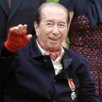Macao gambling tycoon and kingpin Stanley Ho waves to the media in November 2010. | REUTERS