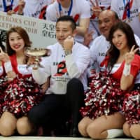 Shinji Shimada poses for photos after the Jets\' win in the  2018 Emperor\'s Cup final at Saitama Super Arena. | KAZ NAGATSUKA
