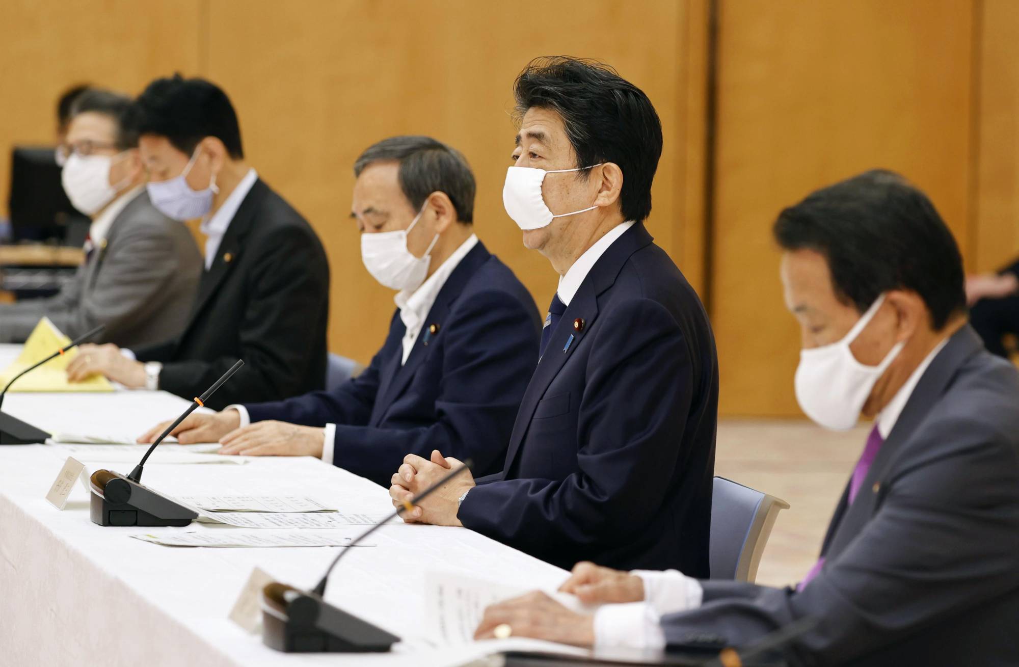 Prime Minister Shinzo Abe discusses the government's second extra budget at a meeting with the ruling parties on Wednesday morning in Tokyo. | KYODO