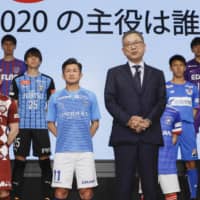 J. League Chairman Mitsuru Murai (center) speaks in front of the players during the Kickoff Conference on Feb. 14 in a Tokyo hotel. | KYODO