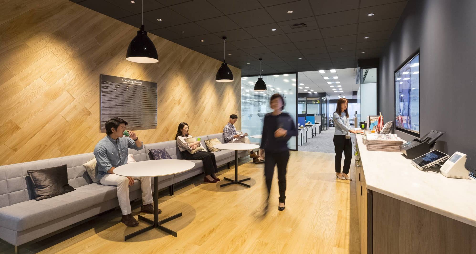 Even after the end of the state of emergency, many companies are continuing staggered working times and allowing employees to work from home. | COURTESY OF DE-SIGN INC.