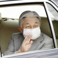 Emperor Emeritus Akihito waves to people after visiting the Imperial Palace in Tokyo for the first time in two months on Thursday. | KYODO