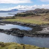 The coastline of Kerrera, the Scottish island where the fossil was found | MICHAEL BROOKFIELD / VIA REUTERS