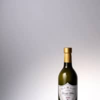 Elevated crop: What at first appears to be an elegant bottle of wine actually contains the super-premium Koshihikari rice variety. Not only does the bottle’s stylish design impart a feeling of exclusivity befitting a gift, it also makes sense to package the rice this way. The dark tint of a traditional red-wine bottle effectively shields the contents from light, helping to keep the rice fresh. This Kotaki White gift bottle (620 grams) is ¥2,592, including tax.