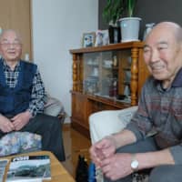 Eisaku Kenmochi (left) and Tatsuo Shibata, former locomotive drivers of Yubetsu Railway, speak about the heyday of the rail line. | HOKKAIDO SHIMBUN
