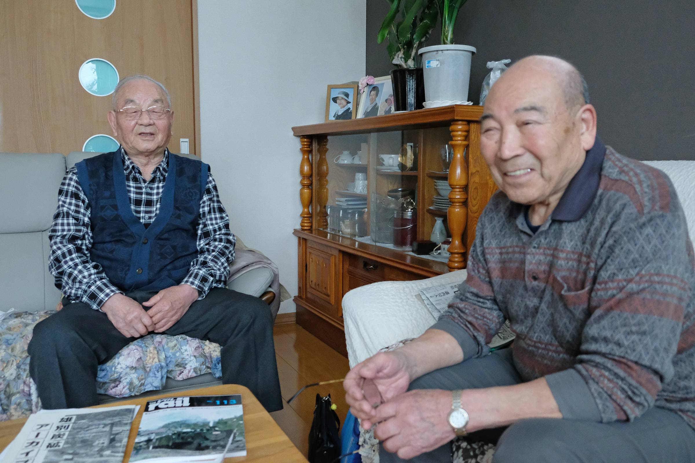 Eisaku Kenmochi (left) and Tatsuo Shibata, former locomotive drivers of Yubetsu Railway, speak about the heyday of the rail line. | HOKKAIDO SHIMBUN