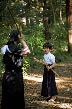 Disciplined: Tendo-ryu is a comprehensive martial art that uses other weapons besides the naginata (glaive). Shown here are encounters using kusarigama (sickle and chain) and tantō (short blade). | MASATOMO MORIYAMA